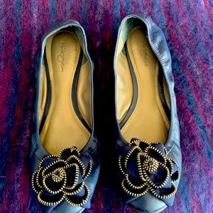 Halogen slip on leather shoe gently worn. Hafrisco-Lea, NAVY color. size 7.